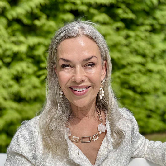 eva karin sigetty bär det exklusiva halsbandet extreme luxery med rå bergkristall design by brandeby