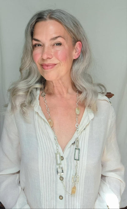 eva karin sigett bär detta flexibelt halsband som du kan bära kort eller långt från design by brandeby