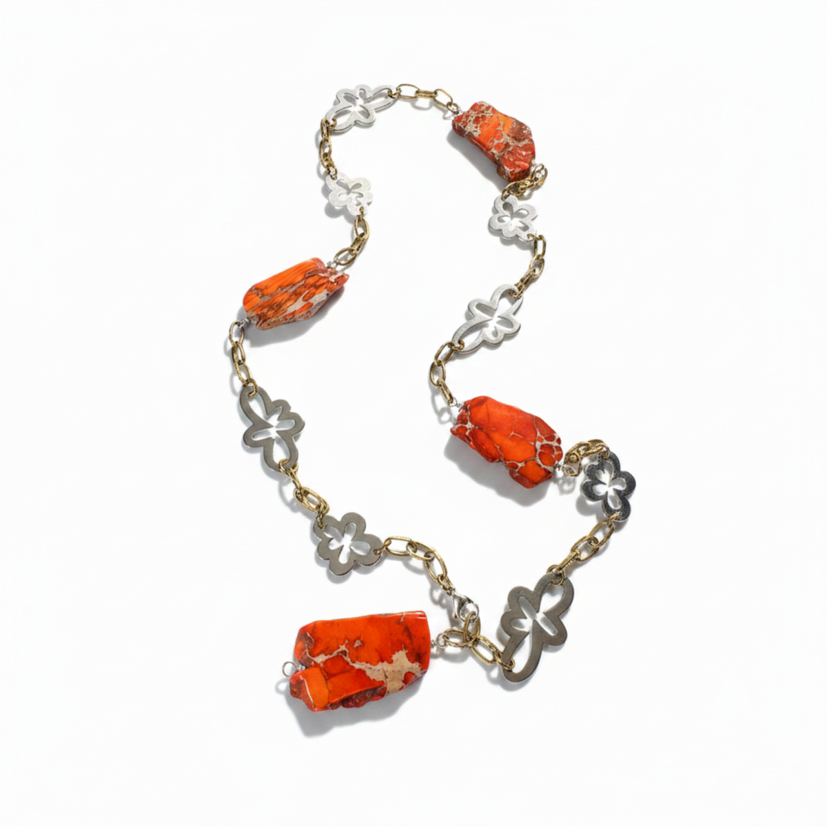 Elegant långt halsband med orange Imperial Jasper, silverblommor och 18K guld PVD-detaljer. Handgjort i Helsingborg. Endast 4 exemplar. Design by Brandeby