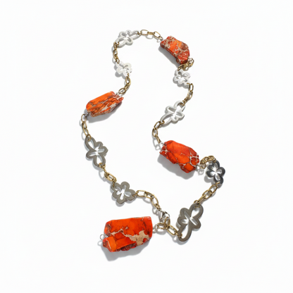 Elegant långt halsband med orange Imperial Jasper, silverblommor och 18K guld PVD-detaljer. Handgjort i Helsingborg. Endast 4 exemplar. Design by Brandeby
