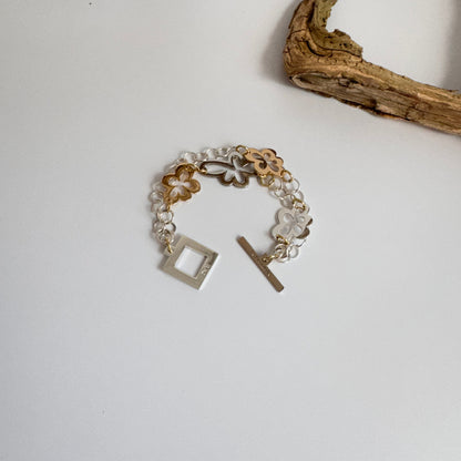 här ser ni tydligt armband  med alla detaljer som guld och silver blommor