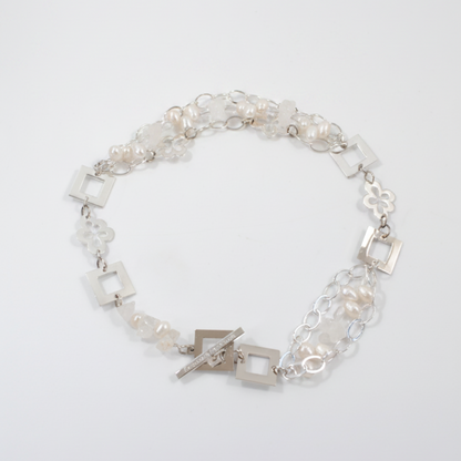 Halsband med gråvit bakgrund