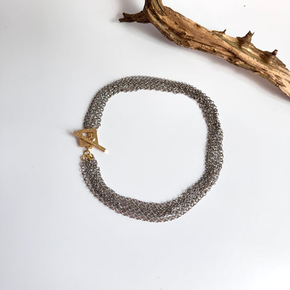 kort halsband som du kan bära långt kedje halsband med guld lås i 24 karats guld design by brandeby
