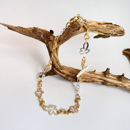 blommor i guld och silver med guld kedja 24 karats guld kort halsband design by brandeby