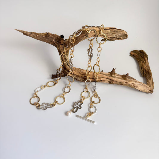 långt lyxigt handgjort halsband med guld och silver blommor design by brandeby