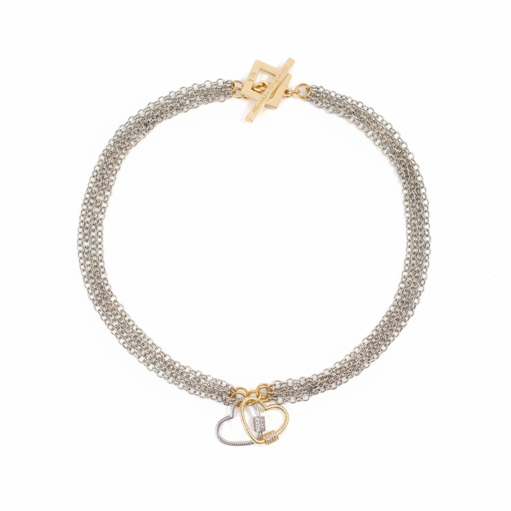 Handgjort halsband med avtagbara hjärtan och flexibel design. Tillverkat i rostfritt stål med 18K guld PVD-behandlat lås. Mycket begränsad upplaga från Design by Brandeby.