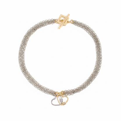 Handgjort halsband med avtagbara hjärtan och flexibel design. Tillverkat i rostfritt stål med 18K guld PVD-behandlat lås. Mycket begränsad upplaga från Design by Brandeby.