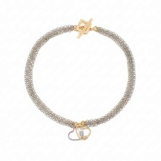 Handgjort halsband med avtagbara hjärtan och flexibel design. Tillverkat i rostfritt stål med 18K guld PVD-behandlat lås. Mycket begränsad upplaga från Design by Brandeby.