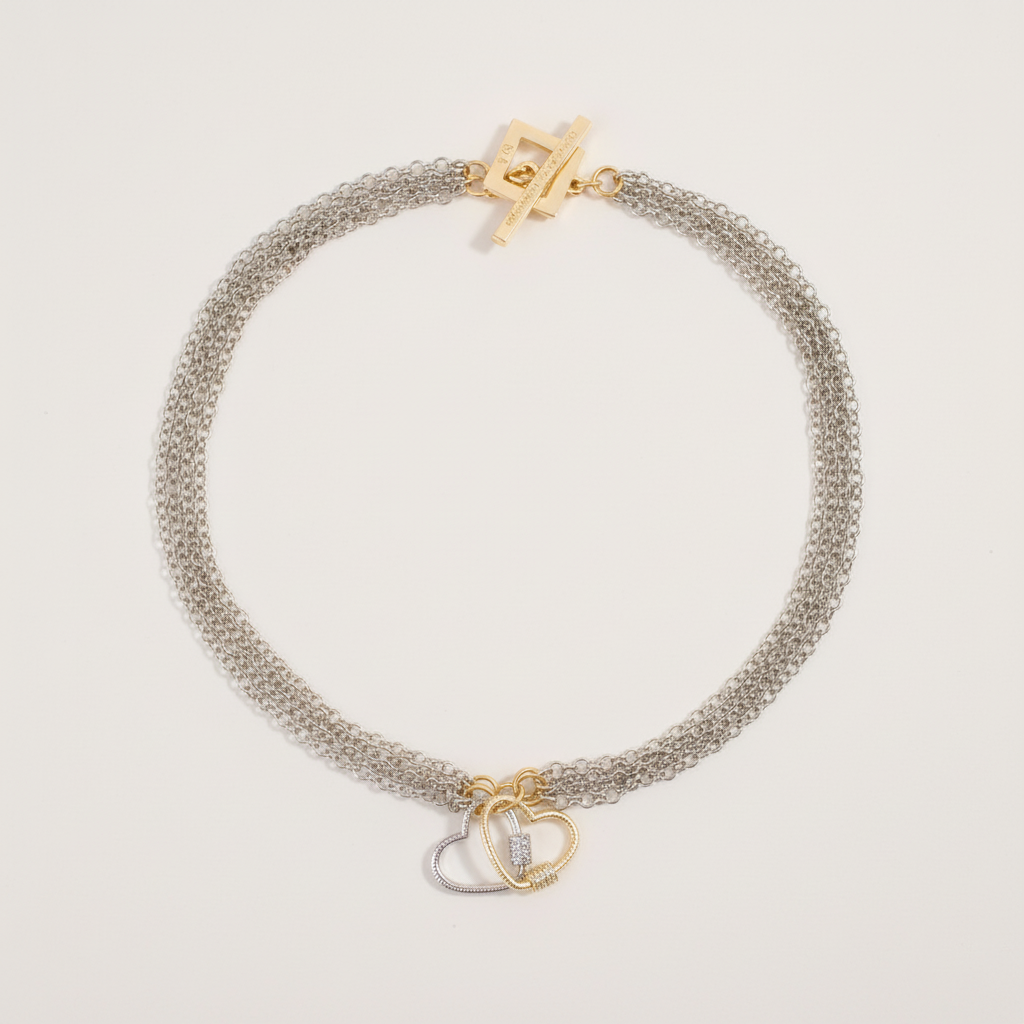 Handgjort halsband med avtagbara hjärtan och flexibel design. Tillverkat i rostfritt stål med 18K guld PVD-behandlat lås. Mycket begränsad upplaga från Design by Brandeby.