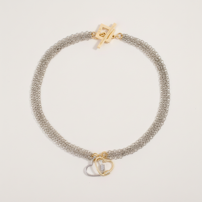 Handgjort halsband med avtagbara hjärtan och flexibel design. Tillverkat i rostfritt stål med 18K guld PVD-behandlat lås. Mycket begränsad upplaga från Design by Brandeby.