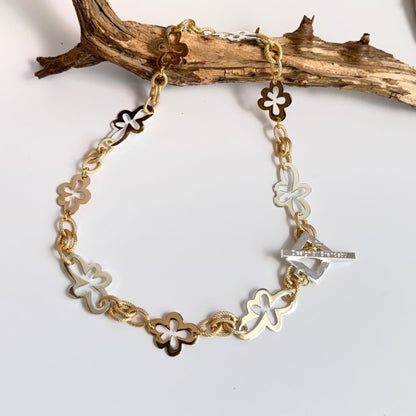 guld och silver blommor i ett kort halsband design by brandeby