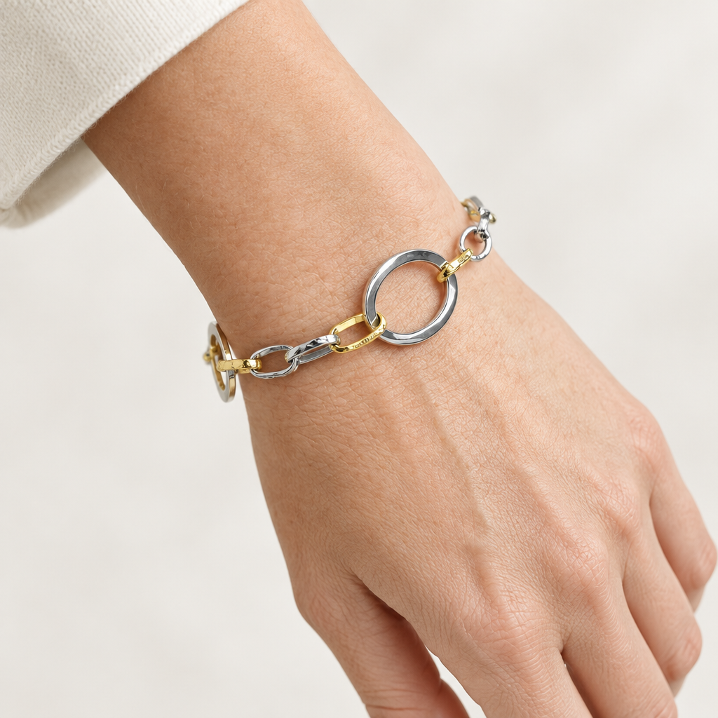 Närbild av armbandet på en modells handled, utan synligt ansikte
