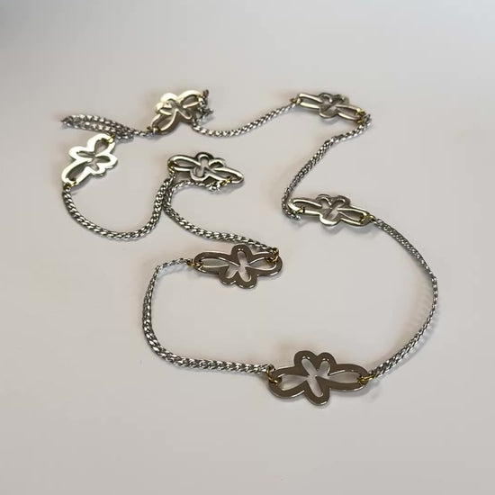 Chain of Flower Halsband från Design by Brandeby med egendesignade blommor, sterling silver-pläterade detaljer och guldringar i 18K guld PVD. Handgjort i Sverige.