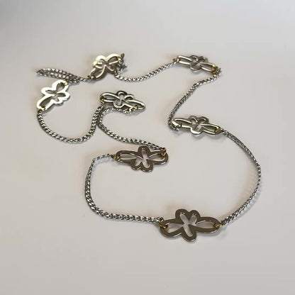 Chain of Flower Halsband från Design by Brandeby med egendesignade blommor, sterling silver-pläterade detaljer och guldringar i 18K guld PVD. Handgjort i Sverige.