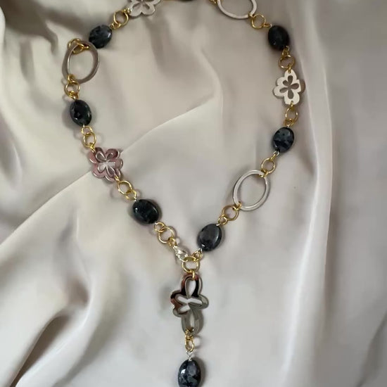 Video om Flexibelt Halsband Äkta Labradorit - Silver guld - 60 cm - Design by Brandeby