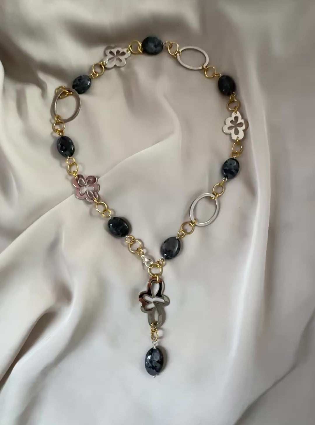 Video om Flexibelt Halsband Äkta Labradorit - Silver guld - 60 cm - Design by Brandeby