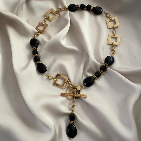 video på Halsband Guldpläterat - Obsidian Agat - 50cm + 3cm Hänge - Svart Guld - design by brandeby