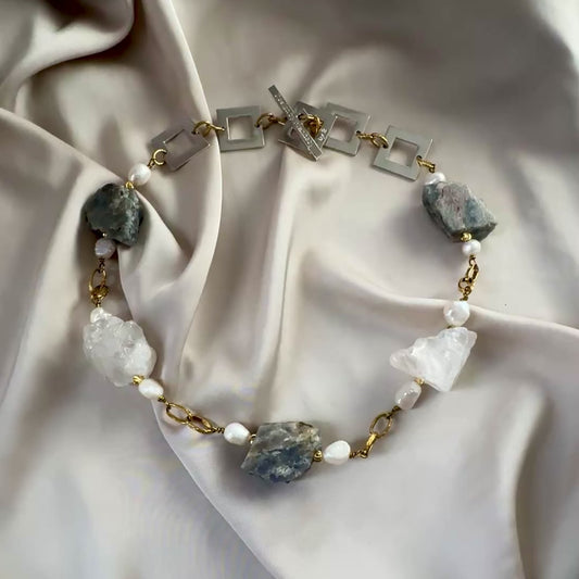 video på Halsband Labradorit Bergkristall Pärlor Sterling Silver Guld - 50cm - Vit Grå - Design by brandeby