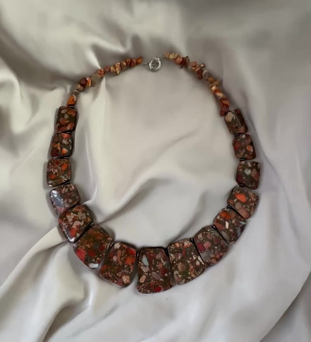 video om Halsband Orange Jaspis Sterling Silver - Exklusivt - 52cm - Orange design by brandeby