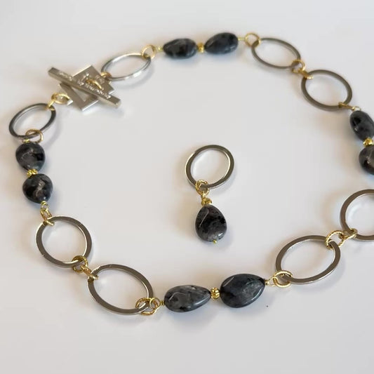 Elegant halsband med äkta labradorit, egendesignade cirklar i rostfritt stål med sterling silver-pläterade detaljer och texturerade guldringar i 18K PVD. Bär med eller utan den hängande cirkeln för olika uttryck. Längd 53 cm. Design by Brandeby.