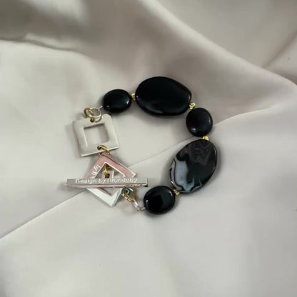 video på Luxery Shadow Armband - Fasettslipade Svarta Agat-stenar med Guld - Design by Brandeby