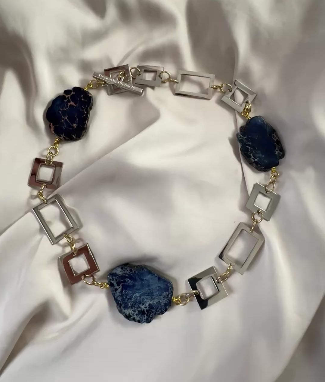 video på Kort Halsband - Blå Jasper Silver guld - 52 cm - Limited edition - Design by Brandeby