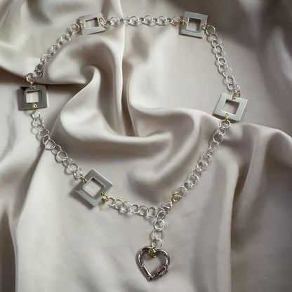 video på Square Gold Halsband - Fyrkanter med 18k Guld och Strass-hjärta - Design by Brandeby