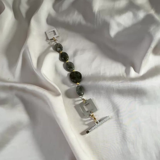 video med Labradorit Statement Armband - Äkta Labradorit med Gulddetaljer - Design by Brandeby