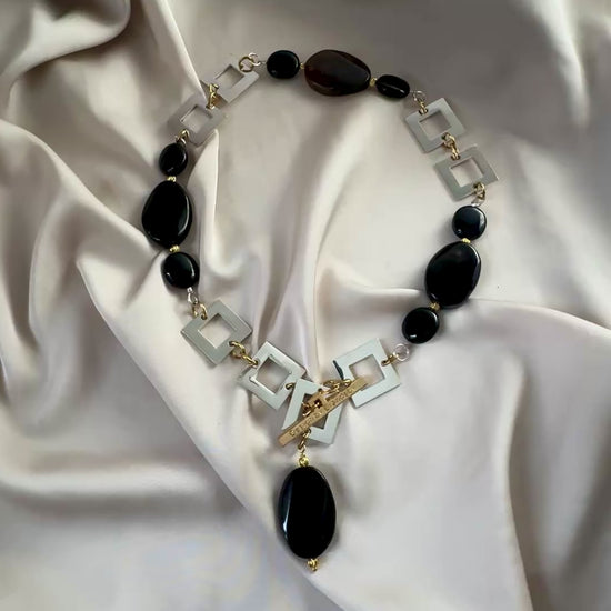 video på Halsband Svart Agat Onyx Sterling Silver 18K Guld - 50cm - Svart - Limited Edition - design by brandeby