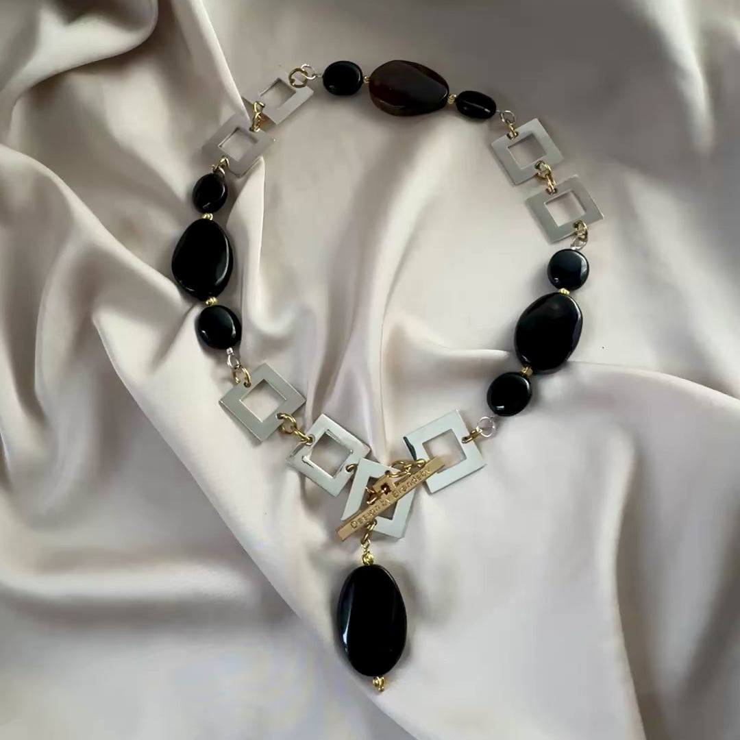 video på Halsband Svart Agat Onyx Sterling Silver 18K Guld - 50cm - Svart - Limited Edition - design by brandeby