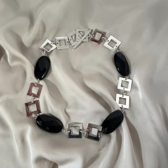 video med Royal Onyx Stone Halsband - Fasettslipade Onyx med Sterling Silver-Plätering - Design by Brandeby