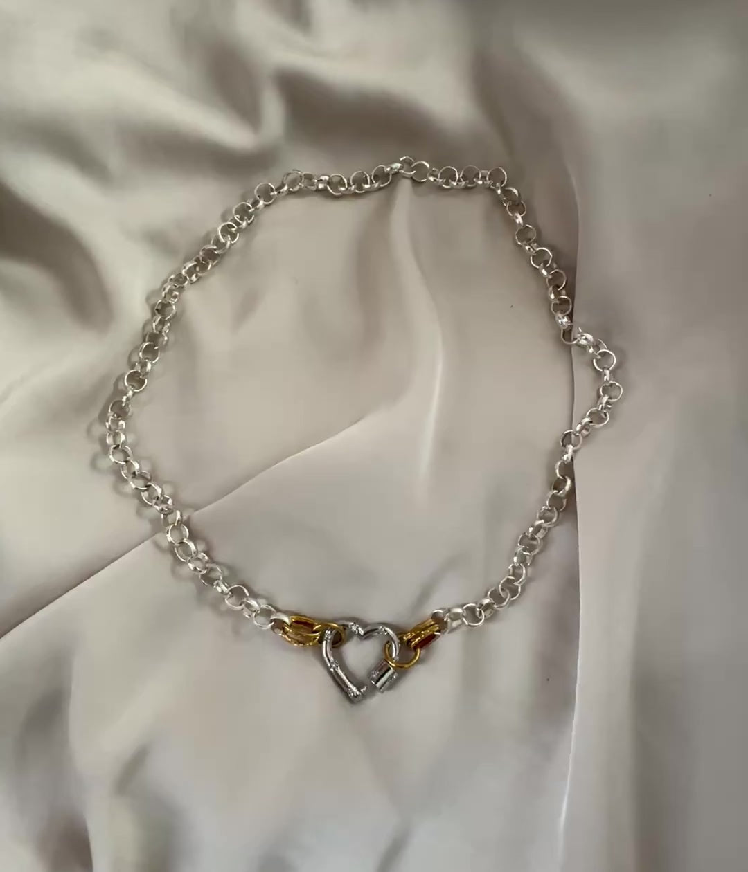 video på Halsband Silver 18K Guldpläterat - Rollo Kedja Hjärtlås - 45cm - Silver Guld - design by brandeby