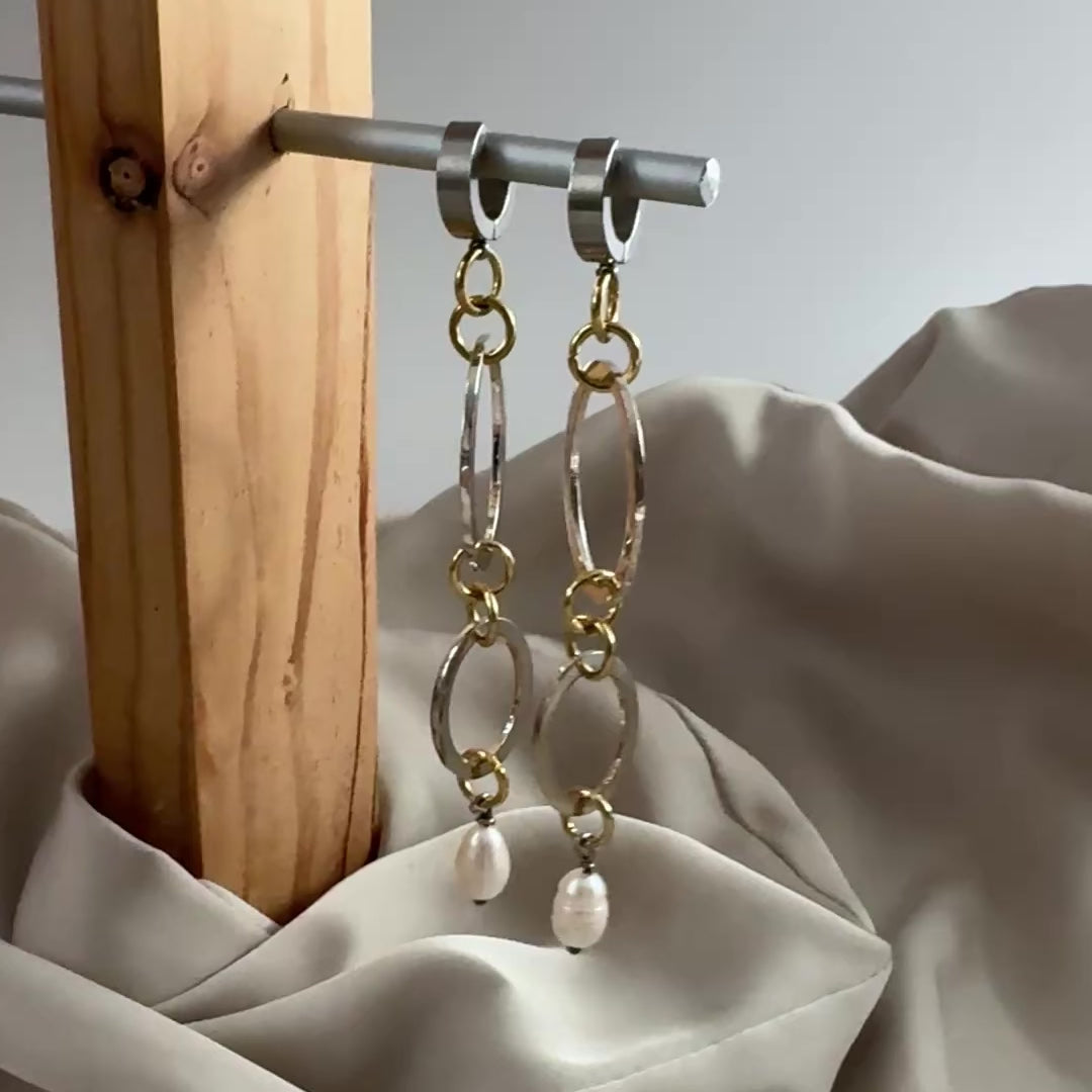 video på Love Circle Örhängen – Dubbla Ringar & Sötvattenpärla i 18k Guld | Design by Brandeby