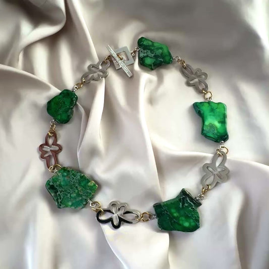 video på Halsband Grön Jaspis pläterat Silver Guld - 55cm - Grön - limited edition - design by brandeby