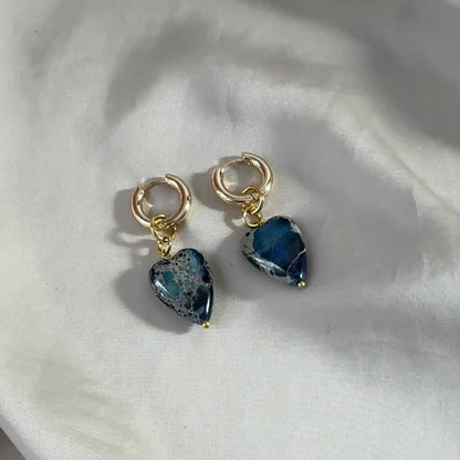 video med Påhäng Örhänge Blå Imperial Jasper Hjärta – Äkta Ädelsten till Creoler | Design by Brandeby