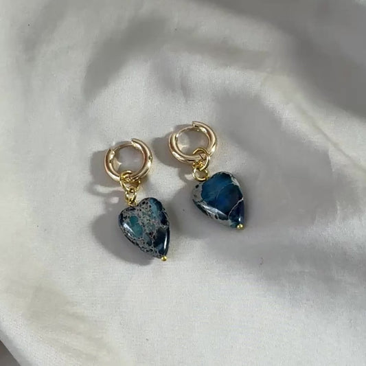 video med Påhäng Örhänge Blå Imperial Jasper Hjärta – Äkta Ädelsten till Creoler | Design by Brandeby