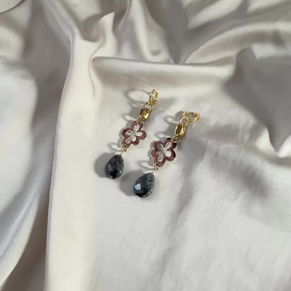 video med Labradorit Lyx Örhängen – Äkta Labradorit & Sterling Silver Blommor | Design by Brandeby