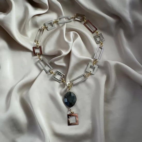 video på Halsband Sterling Silver 18K Guldpläterat - Labradorit - 80cm - Blå Grå Guld - design by brandeby