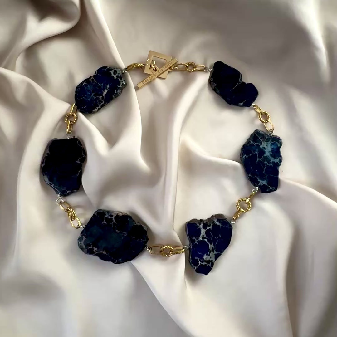 video på Halsband Blå Jaspis 18K Guldpläterat - Limited Edition -52cm - Blå Guld - design by brandeby