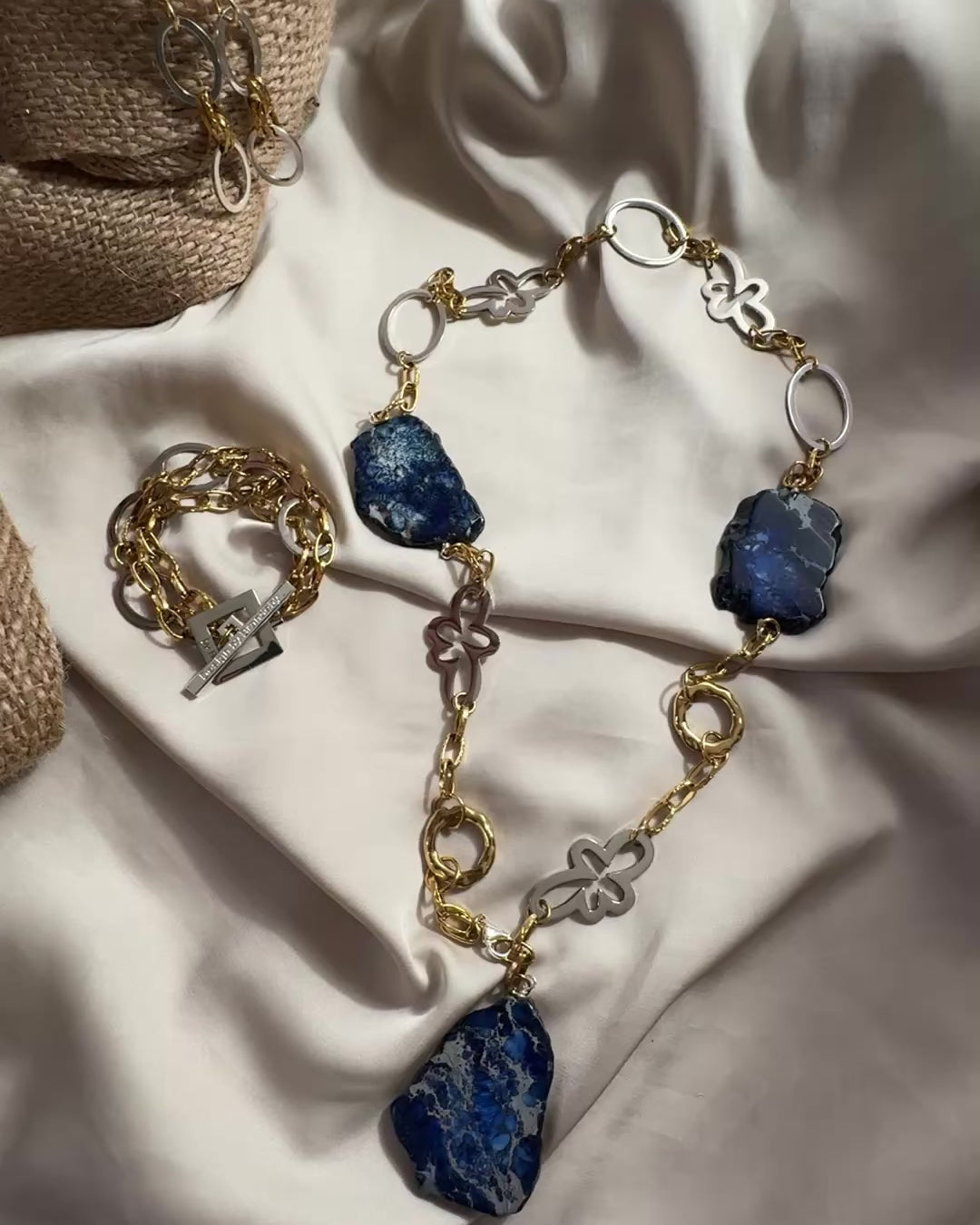 Load video: Extra långt halsband 80 cm med äkta blå imperial jasper och 18K PVD-guld. Handgjort i Sverige. Flexibel styling och tidlös statement-elegans. Limited edition. Design by Brandeby