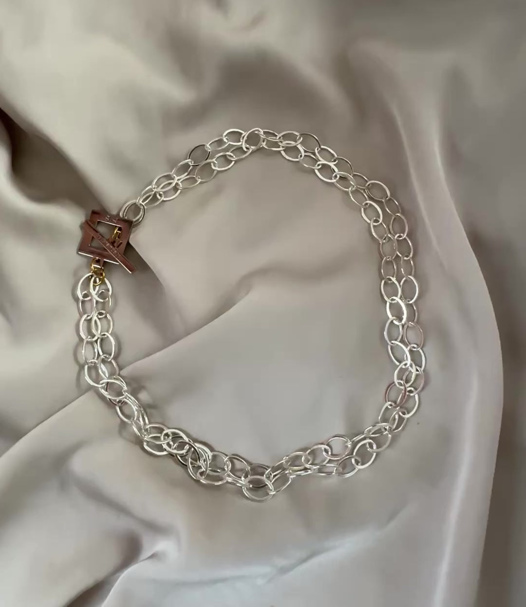 video på Halsband Silver 18K Guldpläterat - Flexibel Kedja - 48-96cm - Silver Guld - design by brandeby