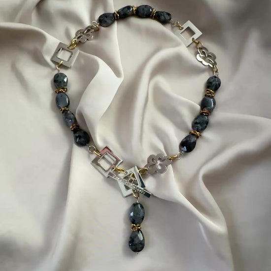 video med Halsband Silver 18K Guldpläterat - Labradorit - 50cm - Gråmelerad Guld - design by brandeby