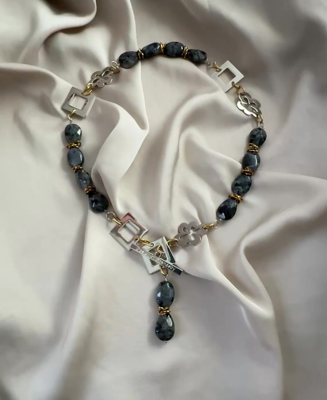 video med Halsband Silver 18K Guldpläterat - Labradorit - 50cm - Gråmelerad Guld - design by brandeby