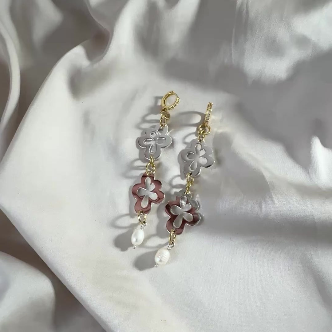 video med Double Flower Örhängen – Dubbla Blommor & Sötvattenpärla i 18k Guld | Design by Brandeby
