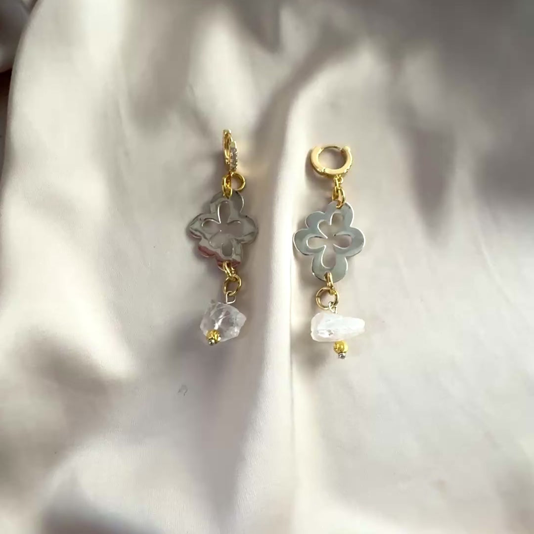 video på Flower Ice Örhängen - Bergkristall Silver Guld - Kirurgiskt Stål 18K - designbybrandeby