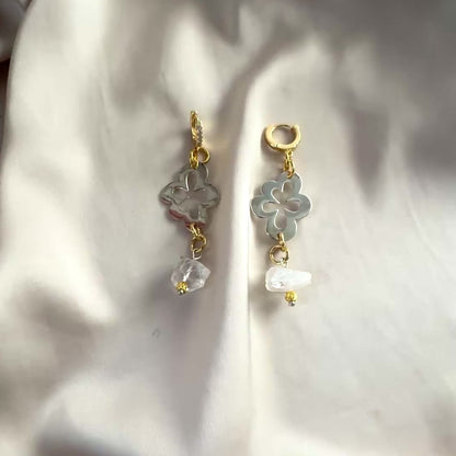 video på Flower Ice Örhängen - Bergkristall Silver Guld - Kirurgiskt Stål 18K - designbybrandeby