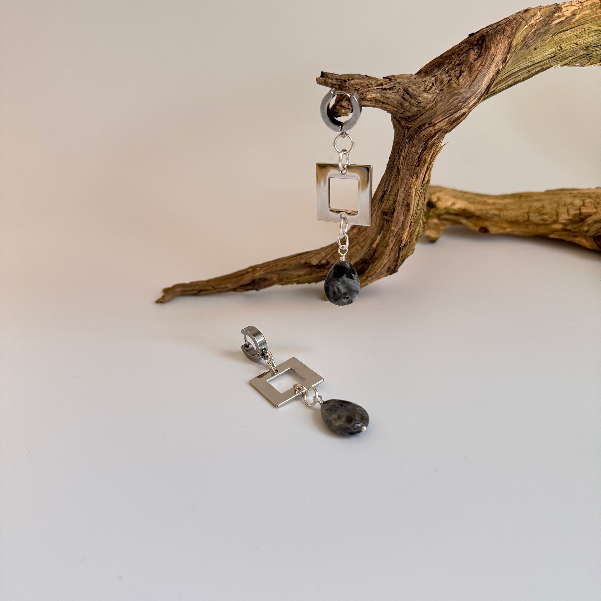 handgjorda unika örhängen limited edition labradorit sten med fyrkant i silver