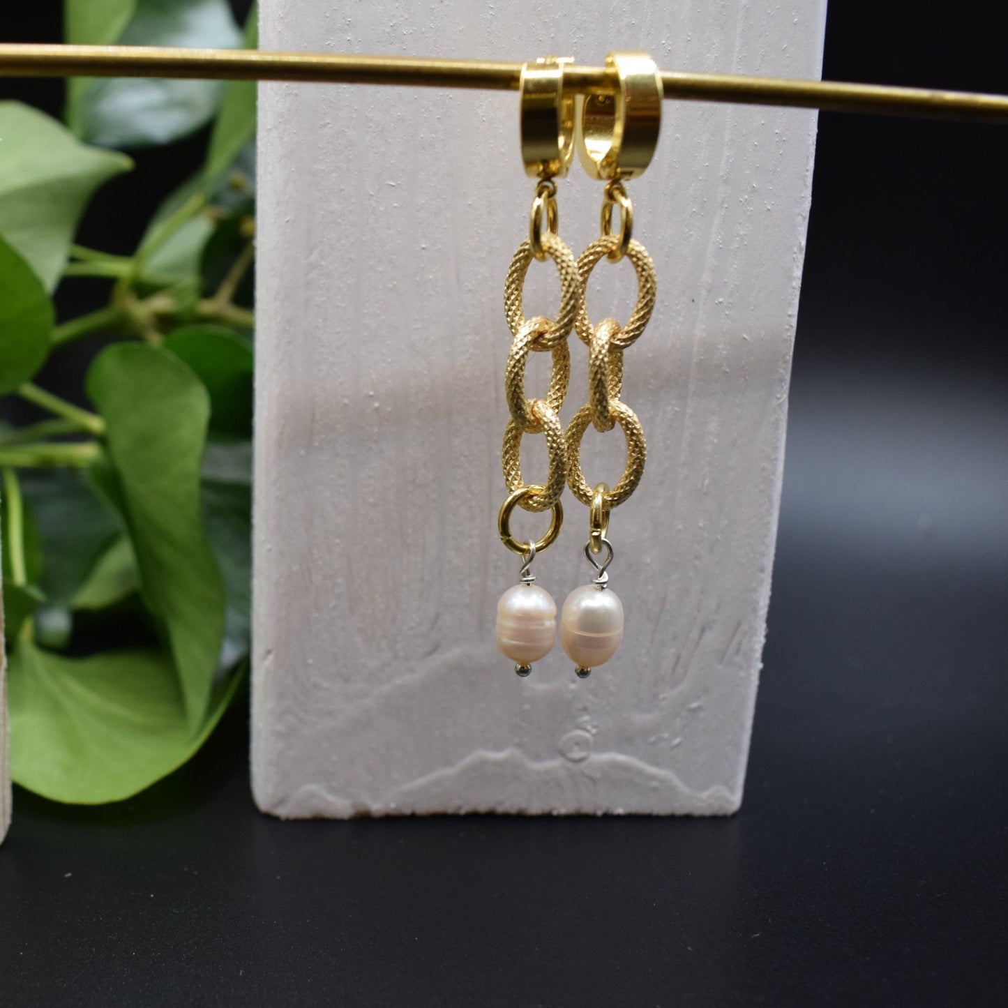 Earring gold chain with white freshwater pearl