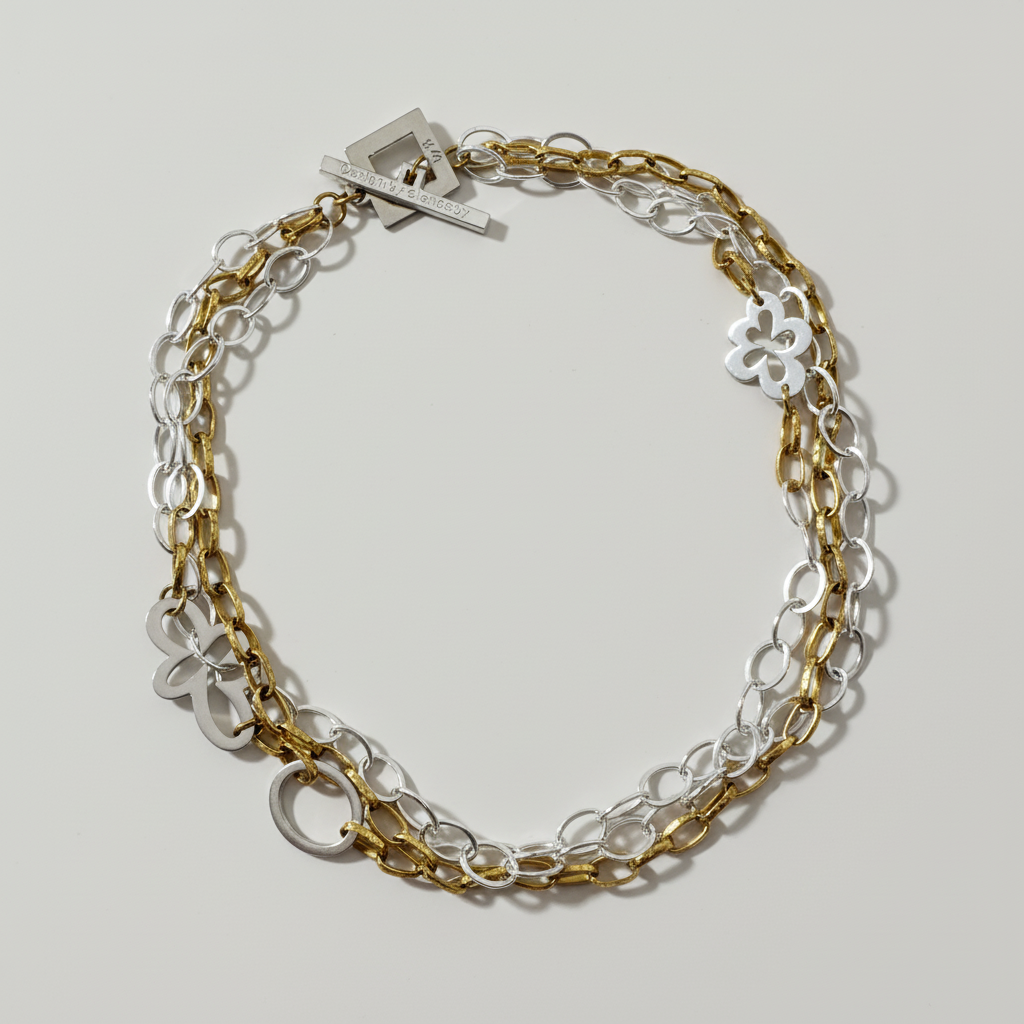 Handgjort halsband med tre rader egendesignade blommor i sterling silver och 18K guld PVD. Svensk design i begränsad upplaga från Design by Brandeby.