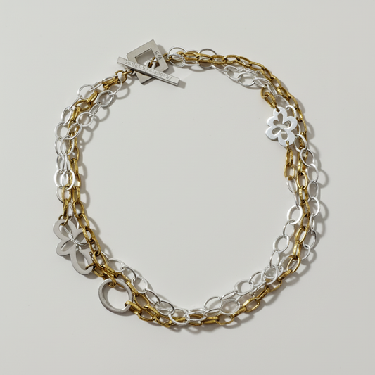 Handgjort halsband med tre rader egendesignade blommor i sterling silver och 18K guld PVD. Svensk design i begränsad upplaga från Design by Brandeby.